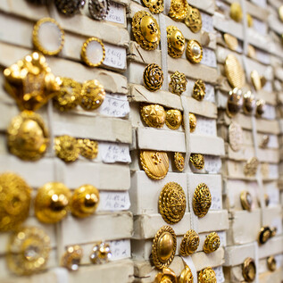 Knopferlmayer offers more than 3000 different buttons. | © Falstaff / Joerg Lehmann