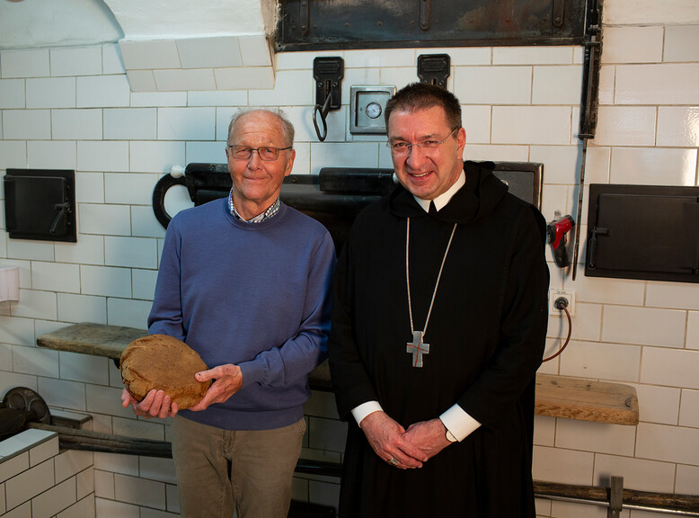 Master baker Franz Grabmer and Archabbot Korbinian Birnbacher present their traditional bread. | © Falstaff / Joerg Lehmann