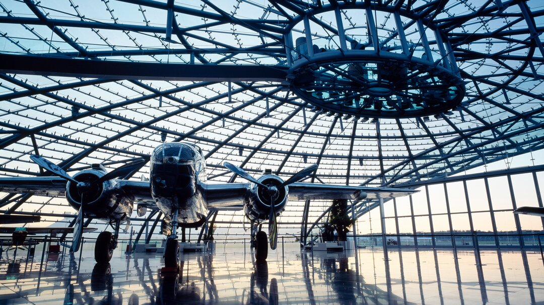 Mitchell vor der Threesixty Bar Hangar 7 in Salzburg  | © Ulrich Grill_Red Bull Content Pool