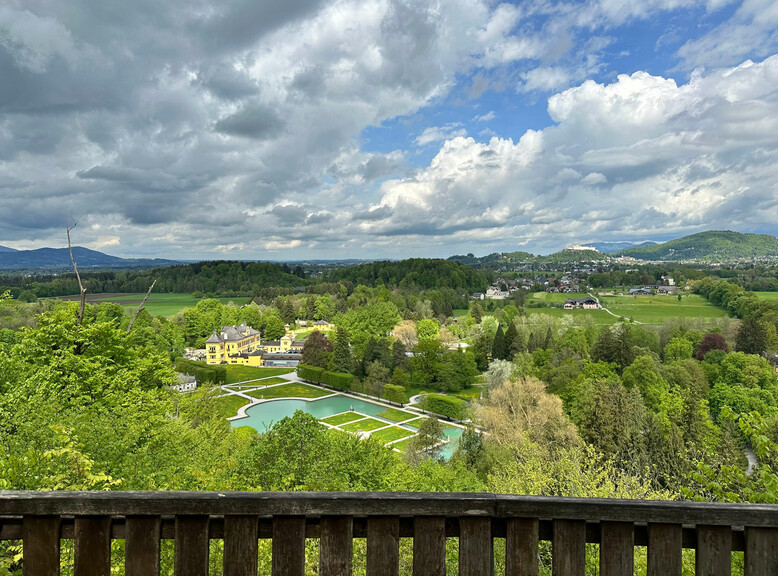 View of Hellbrunn Palace, water parterre and Hohensalzburg Fortress | © Tourismus Salzburg / K. Brugger