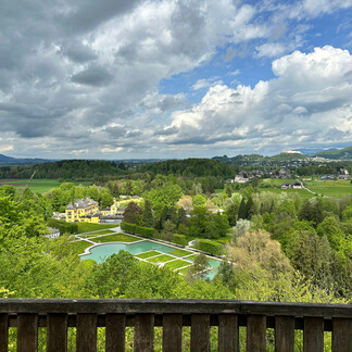 View of Hellbrunn Palace, water parterre and Hohensalzburg Fortress | © Tourismus Salzburg / K. Brugger