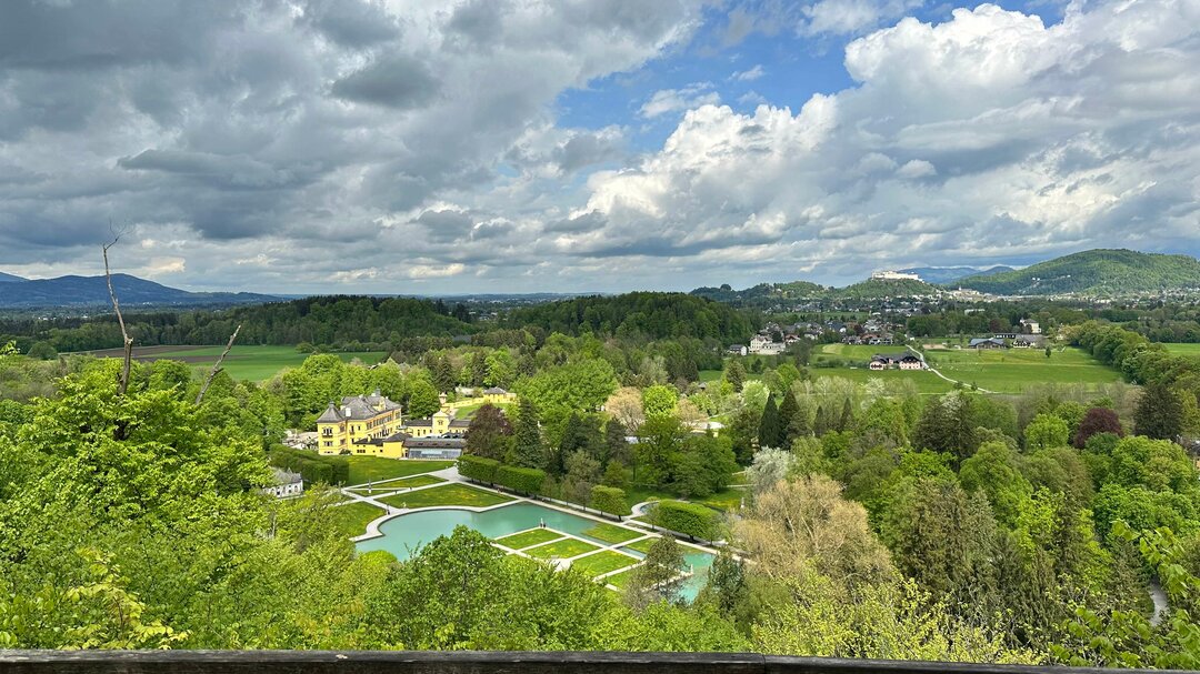 View of Hellbrunn Palace, water parterre and Hohensalzburg Fortress | © Tourismus Salzburg / K. Brugger