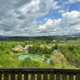 View of Hellbrunn Palace, water parterre and Hohensalzburg Fortress | © Tourismus Salzburg / K. Brugger