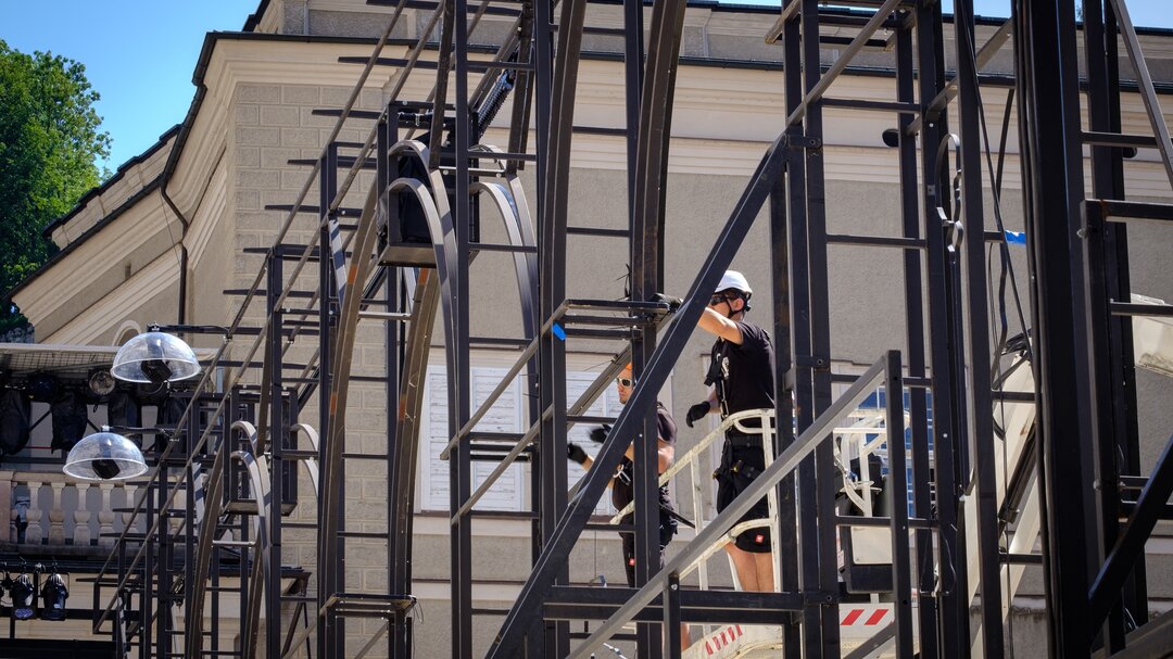 Construction of the Jedermann stage at Salzburg Cathedral Square | © knauseders.at
