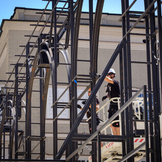 Construction of the Jedermann stage at Salzburg Cathedral Square | © knauseders.at