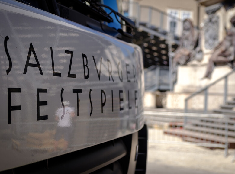 Construction of the Jedermann stage at Salzburg Cathedral Square | © knauseders.at