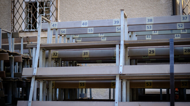 The spectator benches for the Jedermann at the Salzburg Cathedral Square | © knauseders.at