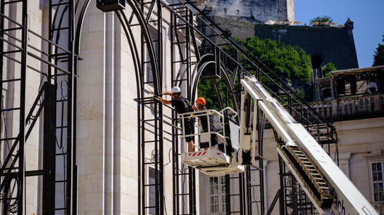 Construction of the Jedermann stage at Salzburg Cathedral Square | © knauseders.at