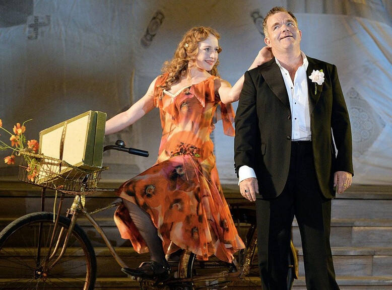 Jedermann Cornelius Obonya and the Buhlschaft Brigitte Hobmeier on the Bicycle | © EPA / Barbara Gindl