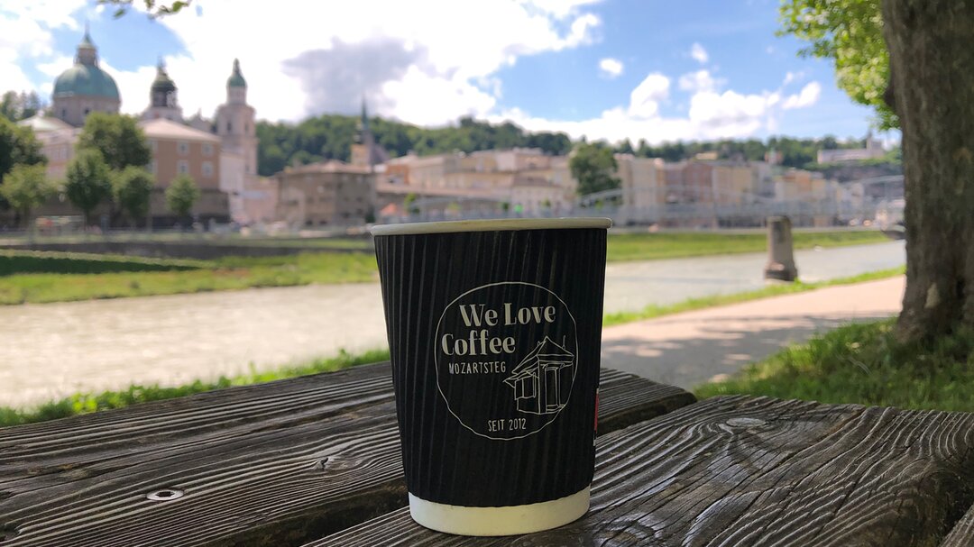 we love coffee cup at the Salzach  | © Tourismus Salzburg GmbH / K. Brugger
