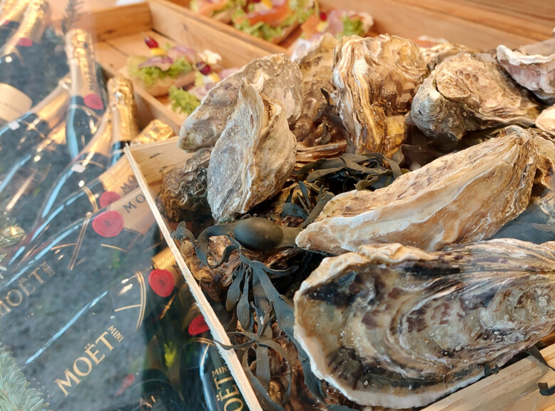 Oysters and champagne at the Keindl stand at the Salzburg Christmas Market | © Tourismus Salzburg GmbH / M. Trummer