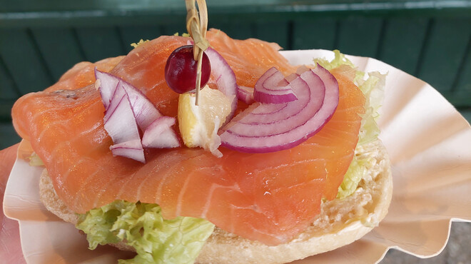 Salmon rolls at the Keindl stand at the Salzburg Christmas Market | © Tourismus Salzburg GmbH / M. Trummer