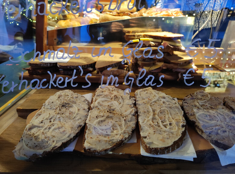 Bread at the stand of Speck Willi at the Salzburger Christkindlmarkt | © Tourismus Salzburg GmbH / M. Trummer