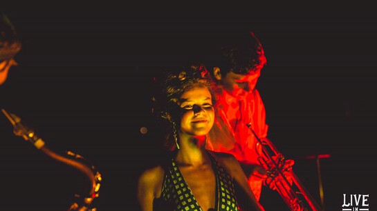 Laura Zotti at a gig | © Jakob Molinus