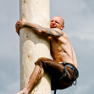 The Maypole Climber at the Stiegl brewery  | © Wildbild 