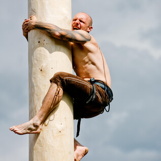 The Maypole Climber at the Stiegl brewery  | © Wildbild 