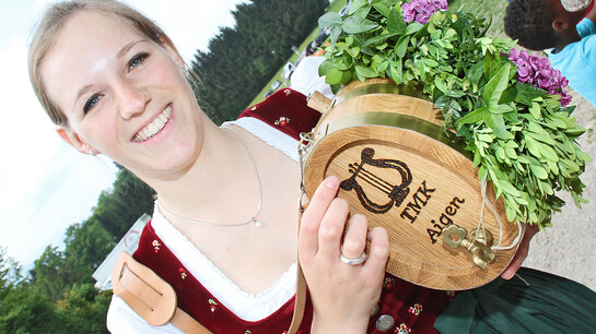 Woman at the Raising of the Maypole in Aigen  | © Uwe Brandl 