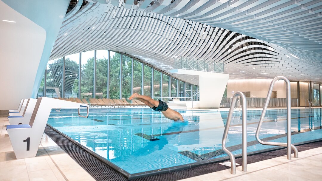 Sprung ins Sportbecken im Paracelsusbad in Salzburg | © Paracelsusbad / Ch. Wöckinger