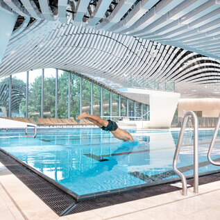 Sprung ins Sportbecken im Paracelsusbad in Salzburg | © Paracelsusbad / Ch. Wöckinger