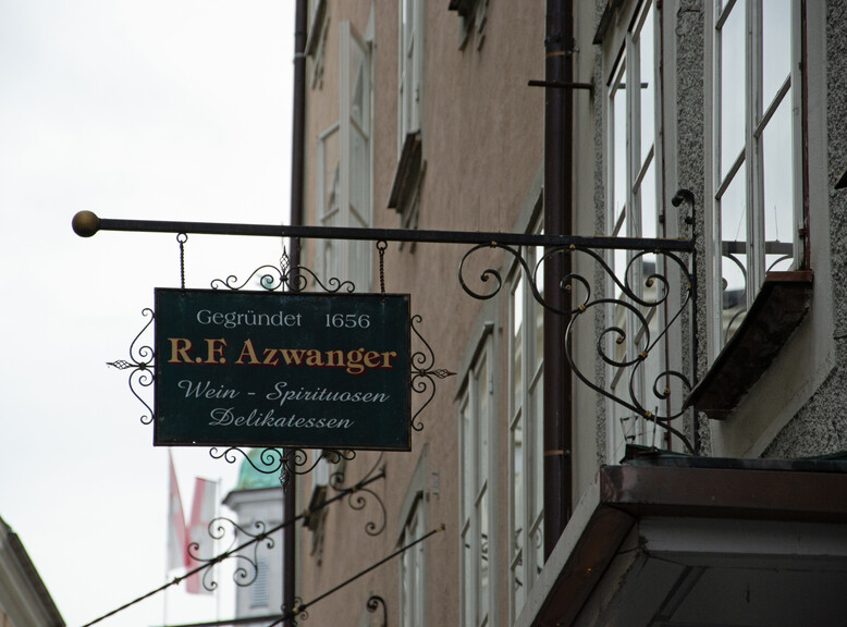 Azwanger Schild in der Getreidegasse in Salzburg | © Tourismus Salzburg GmbH / S. Prommegger
