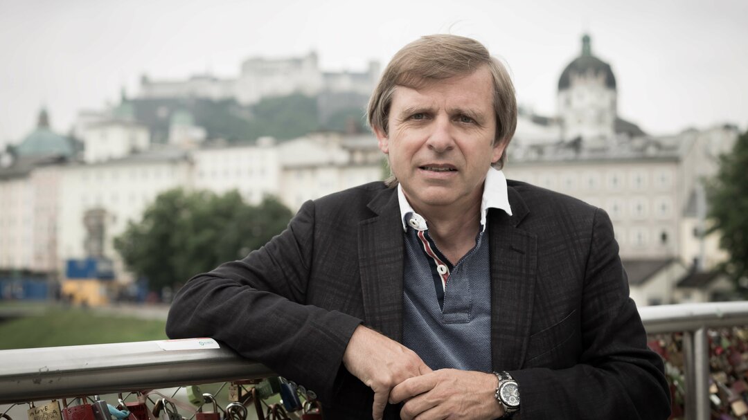 Manfred Baumann likes to take his guests across the Marko Feingold bridge into Salzburg's historic city centre. | © Christian Streili