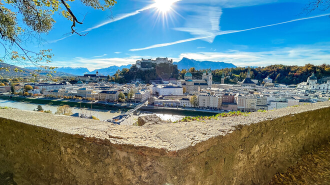 View of Salzburg's old town from the Kapuzinerberg. Photo spot or crime scene? | © Tourismus Salzburg / K. Brugger