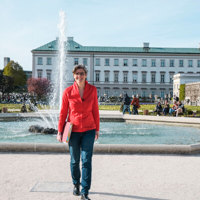 Conductor Elisabeth Fuchs in the Mirabellgarten in Salzburg | © Tourismus Salzburg GmbH / B. Brunauer