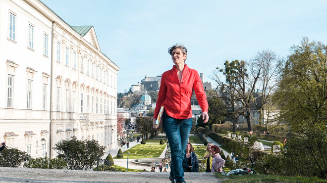 Conductor Elisabeth Fuchs in the Mirabellgarten in Salzburg | © Tourismus Salzburg GmbH / B. Brunauer