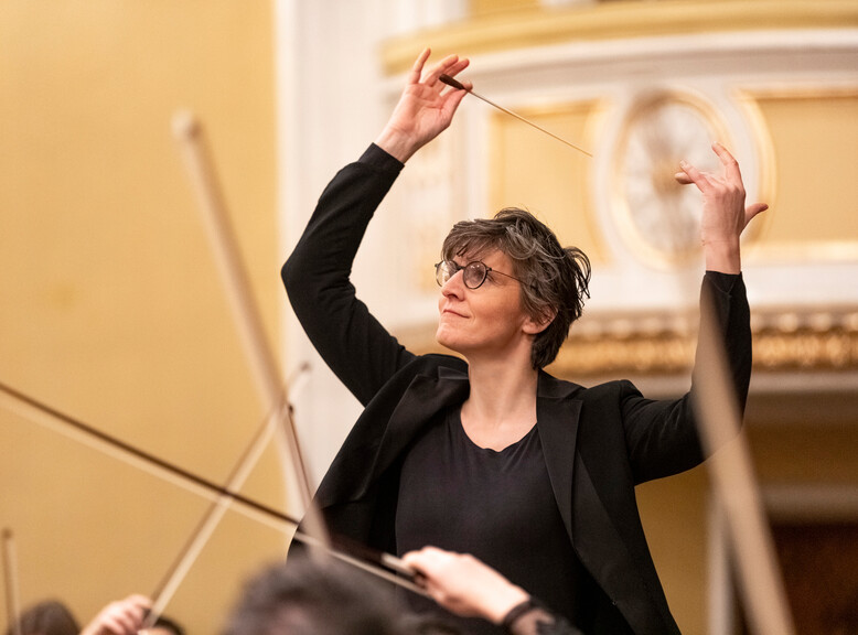Elisabeth Fuchs conducts | © Erika Mayer