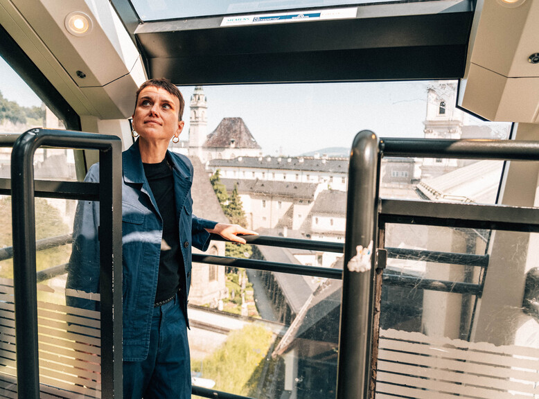Sophie Goltz on the Festungsbahn funicular up to Hohensalzburg Fortress | © Tourismus Salzburg GmbH