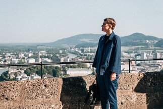 Sophie Goltz outside Hohensalzburg Fortress | © Tourismus Salzburg GmbH