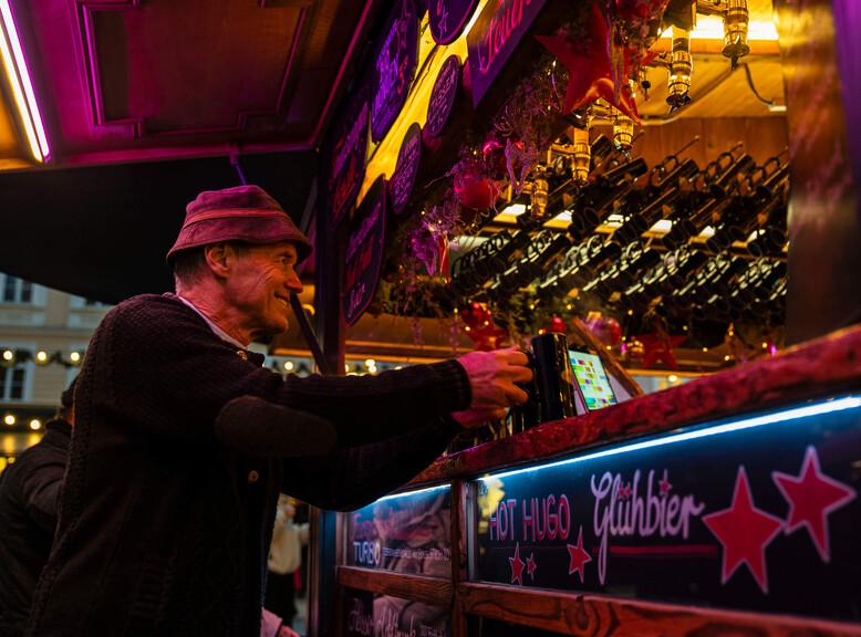 Wolfgang Haider checks out the culinary delights on offer. | © Tourismus Salzburg