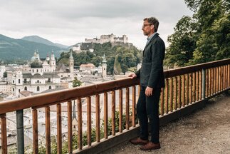 Harald Krejči looks down on the city from Mönchsberg | © Tourismus Salzburg GmbH