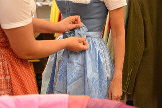  Tie a dirndl apron | © Tourismus Salzburg GmbH / S. Prommegger