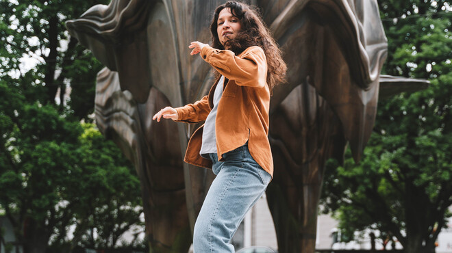 Olivia Mitterhuemer dances in front of Caldera at Makartplatz | © Tourismus Salzburg GmbH