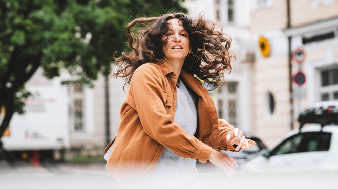 Olivia Mitterhuemer dances at Makartplatz | © Tourismus Salzburg GmbH