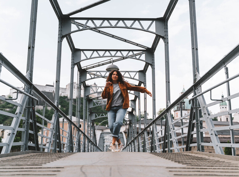 Olivia Mitterhuemer dances on Mozartsteg in Salzburg | © Tourismus Salzburg GmbH