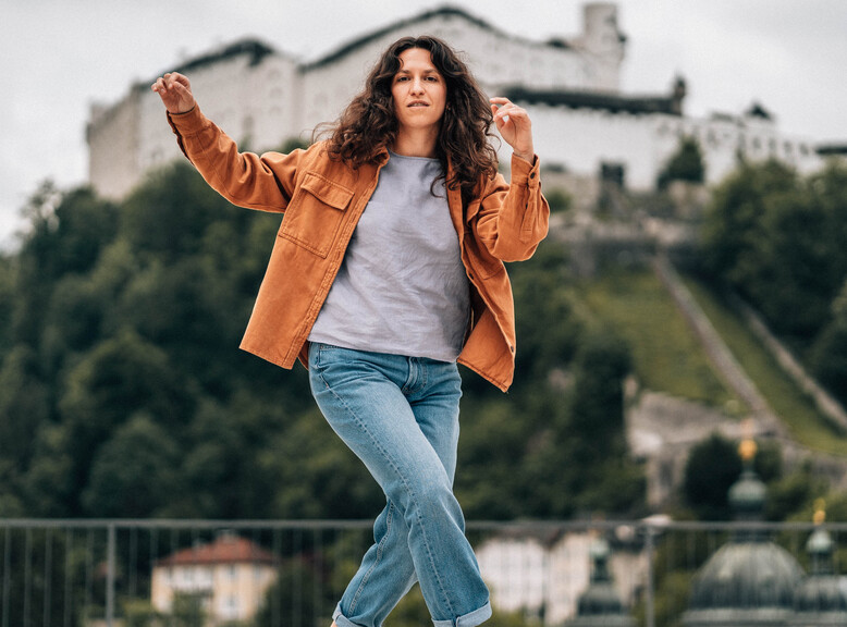 Olivia Mitterhuemer dances on the roof top terrace of Unipark Nonntal | © Tourismus Salzburg GmbH