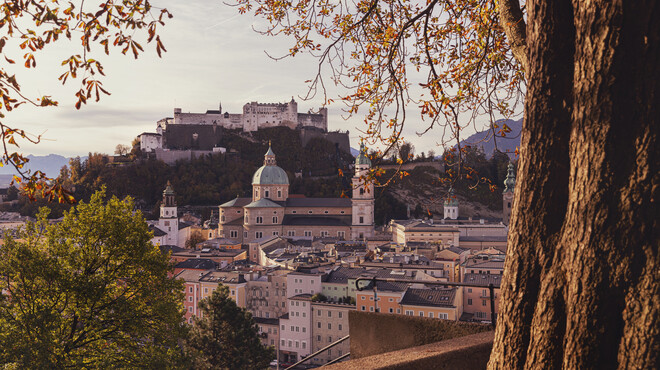 View from the Kapuzinerberg to the old town of Salzburg and the fortress Hohensalzburg | © Eva trifft. Fotografie