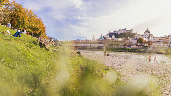 View at the Marko Feingold Bridge and Salzburg Old Town from the Salzach River | © Eva trifft. Fotografie