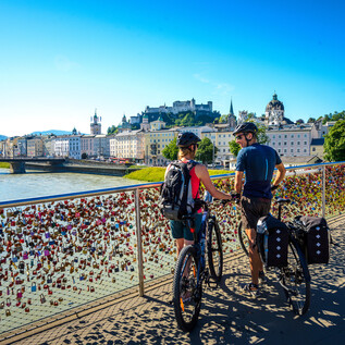 Cyclist at the Marko Feingold footbridge in Salzburg | © Tourismus Salzburg GmbH / G. Breitegger