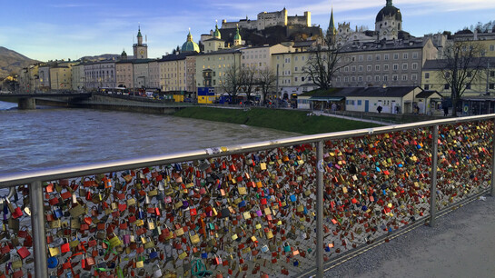 Love locks on Marko-Feingold-Steg in Salzburg | © Tourismus Salzburg