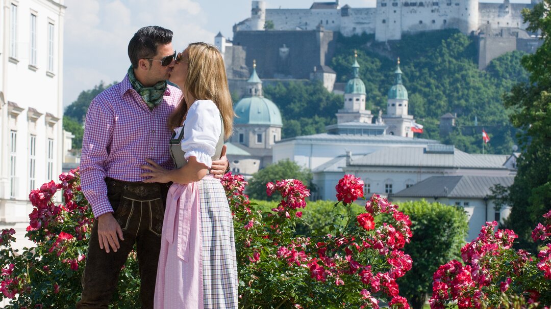 Couple in traditional costume in the Mirabell Gardens | © Tourismus Salzburg GmbH