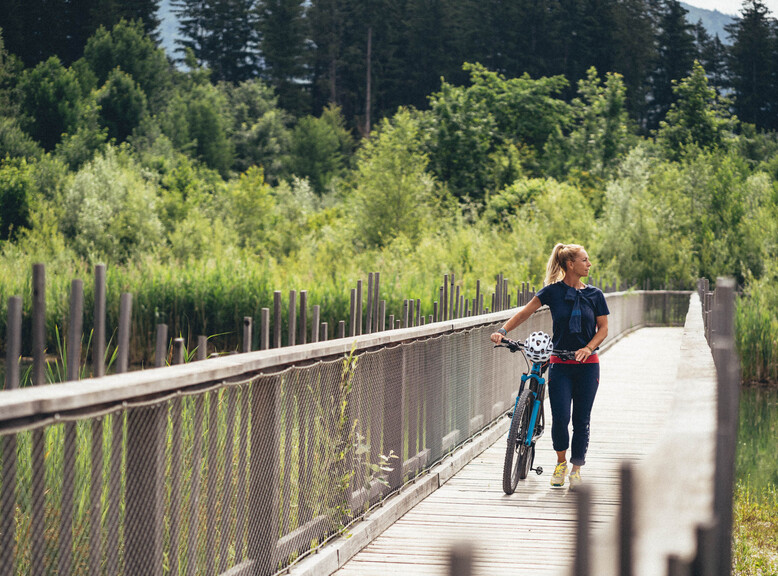 Take a hike along the Auenerlebnisweg trail at Nature 2000 site 'Salzachauen'