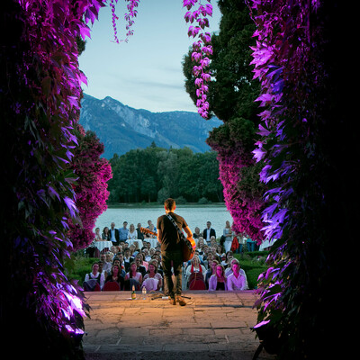 Performance in the park of Leopoldskron Castle in Salzburg | © Hotel Schloss Leopoldskron