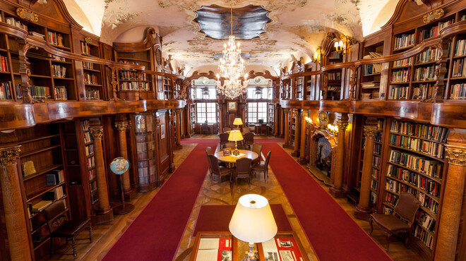 Library in the Leopoldskron Castle in Salzburg | © Hotel Schloss Leopoldskron