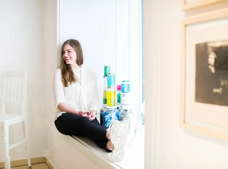 Sophia Vonier in ihrer Galerie | © Hendrik Stoltenberg