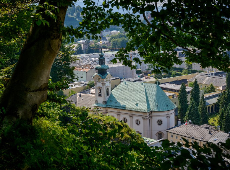 View from the Kapuzinerberg to St. Sebastian's church in Salzburg | © Tourismus Salzburg GmbH/G. Breitegger