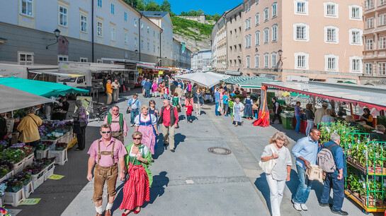 Der Grünmarkt auf dem Universitätsplatz in Salzburg  | © Anibal Trejo 