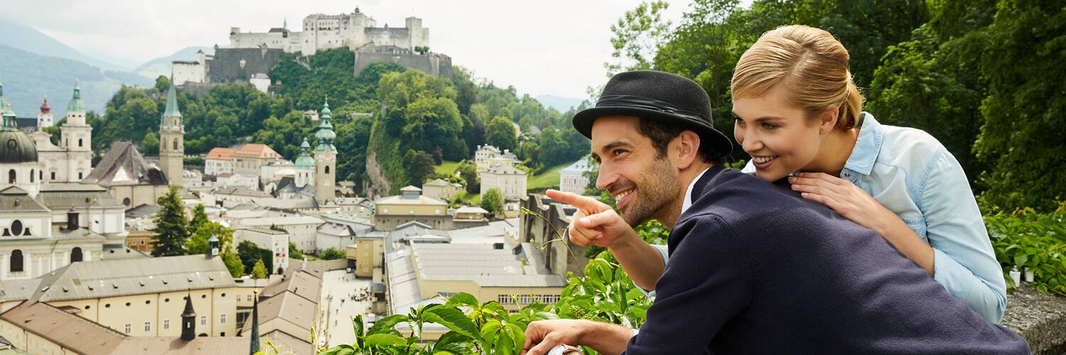 Couple at Mönchsberg in Salzburg | © Salzburger Land Tourismus
